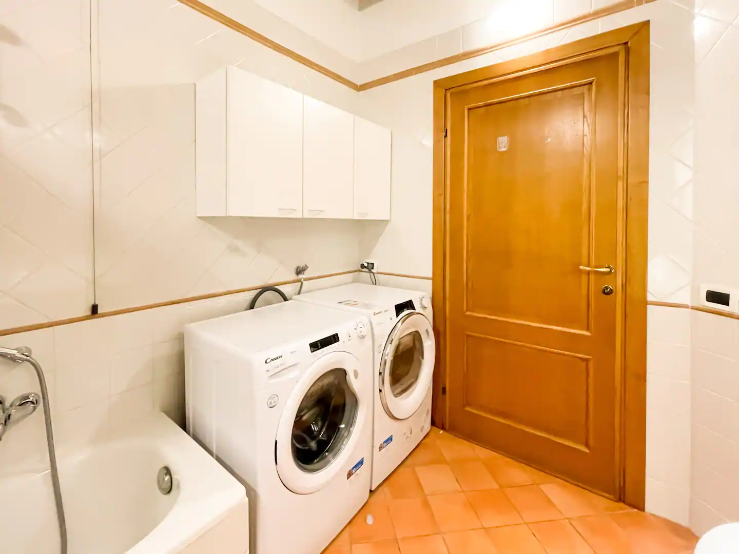 Bathroom - Washing machine and dryer casa da vinci