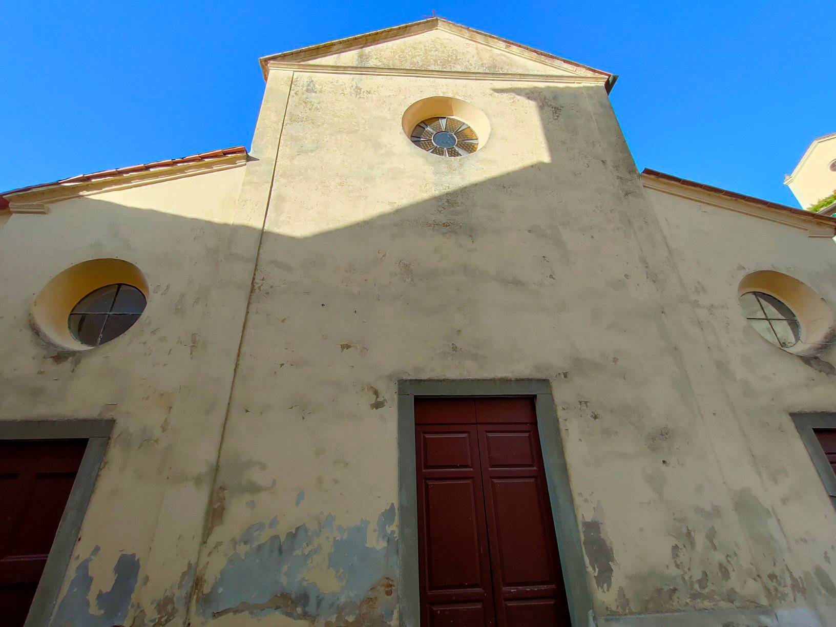 Die Hauptfassade der Kirche Madonna delle Grazie