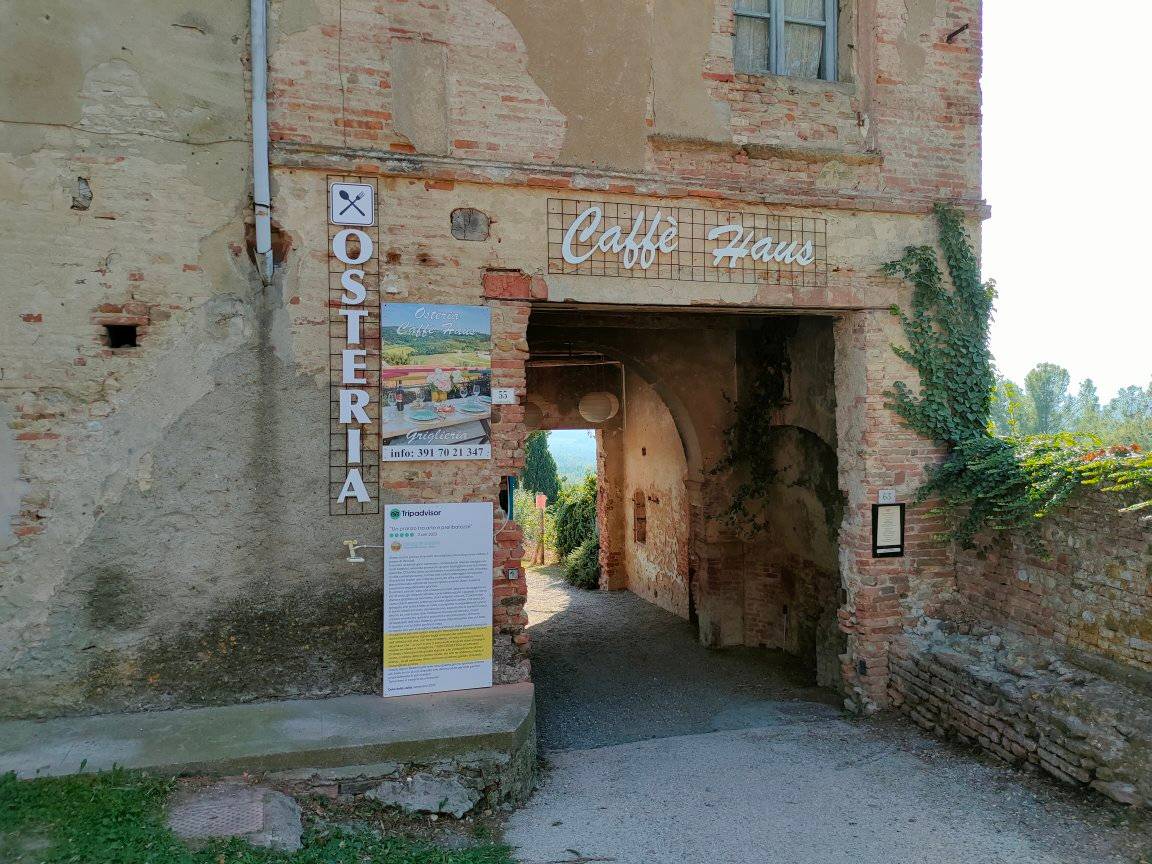 Entrée du Café Maison