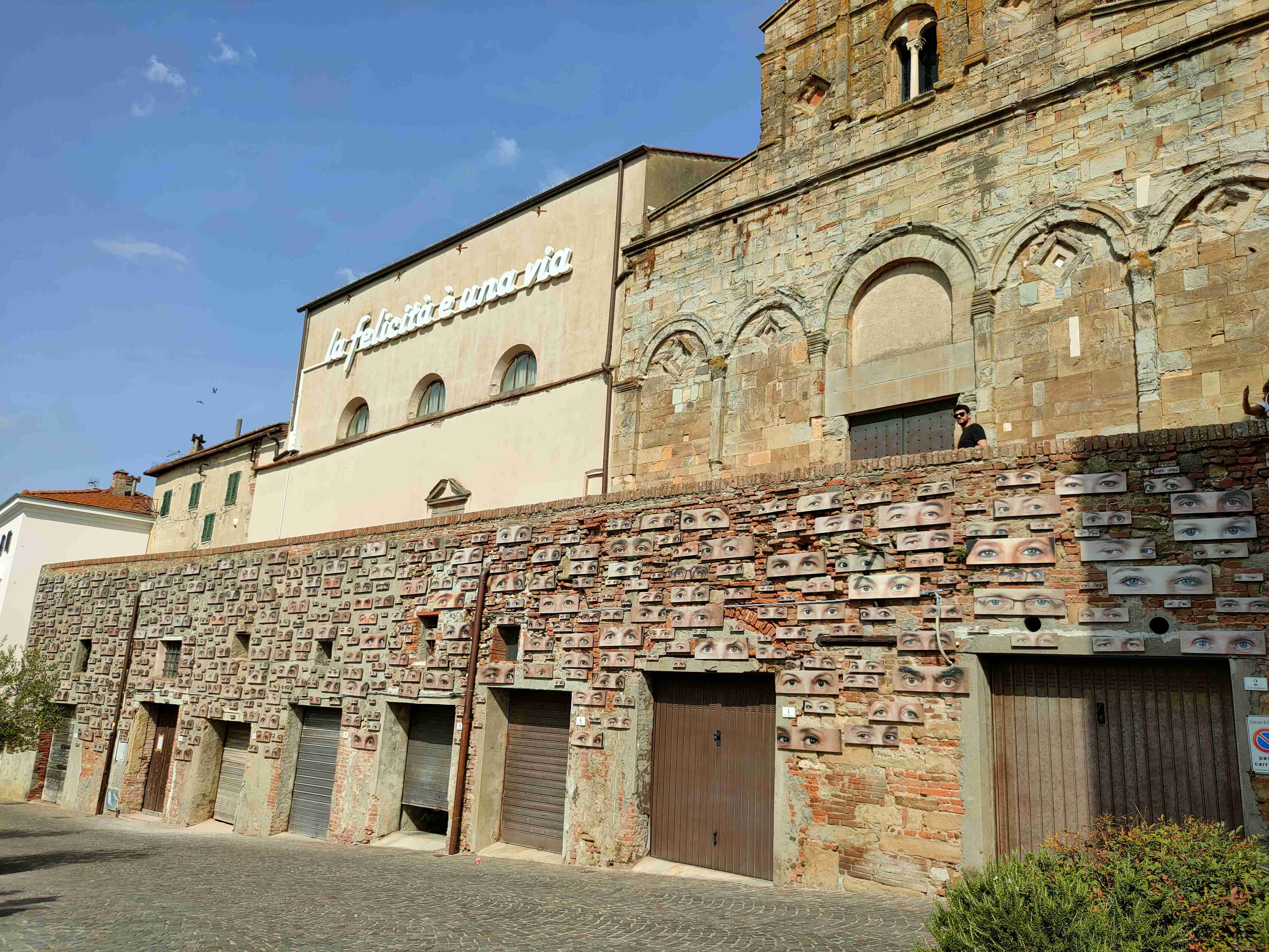 Facciata der Pieve di S.Verano und das Werk von Vittorio Corsini 'Der Blick auf Peccioli